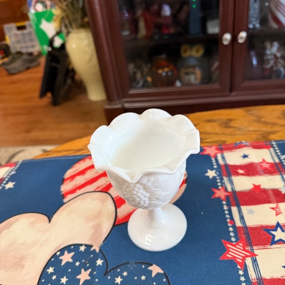 8 Pieces of Vintage White Milk Glass. - Picture 4 of 8